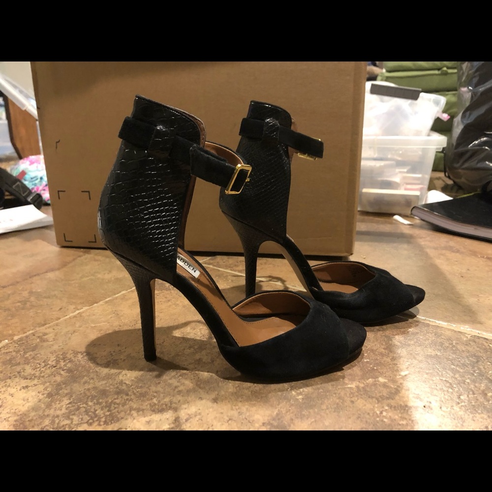 Steve Madden “step out” Heels